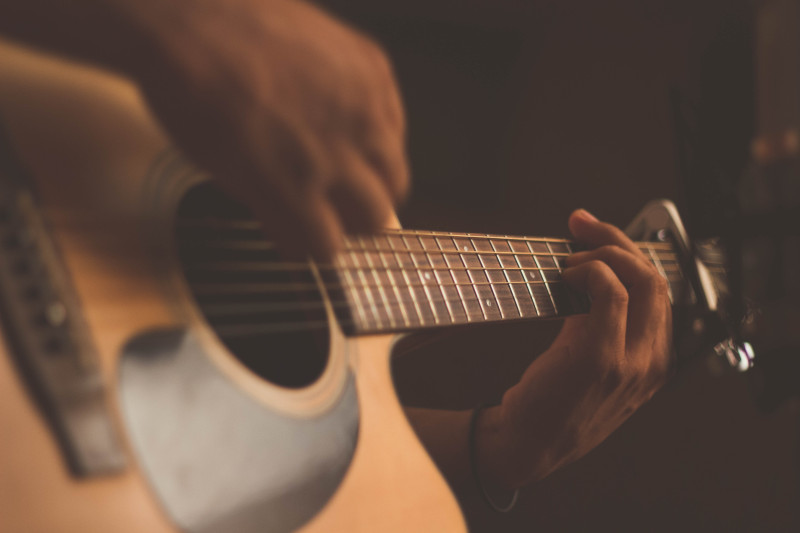 guitarist 800x533 guitarist strumming