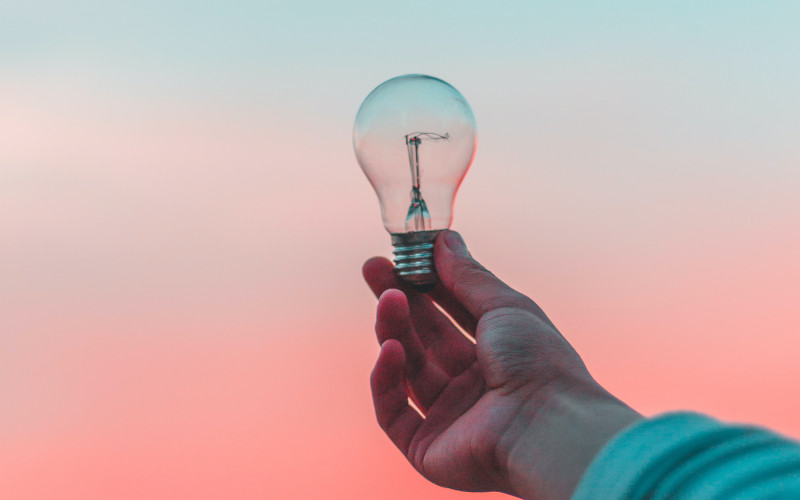 hand holding a lightbulb