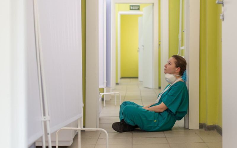 tired nurse with mask 800x500 tired nurse with mask